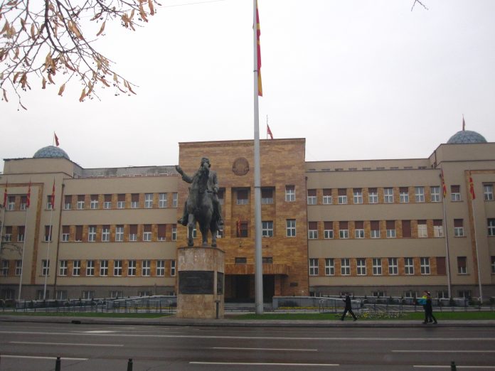 Споменик_на_Никола_Карев_и_Собрание_на_РМ