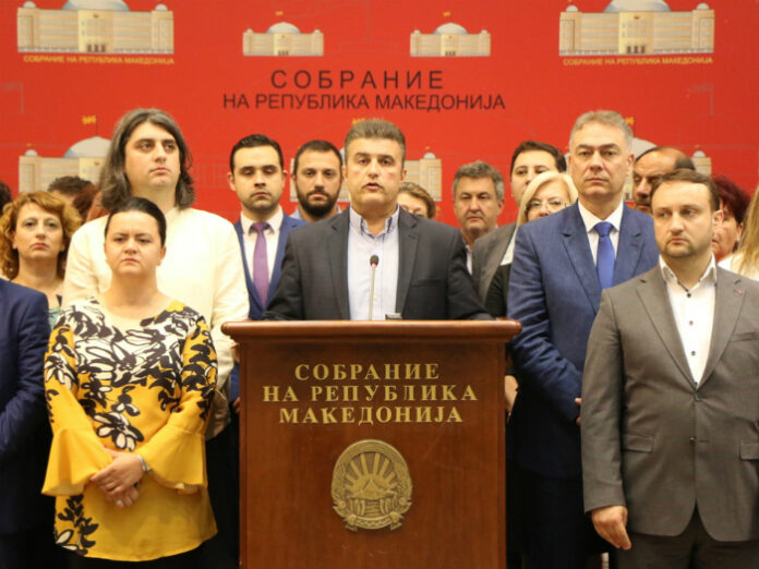 Tomislav-Tuntev-i-pratenichka-grupa-pres-konferencija-19jun18-SDSM