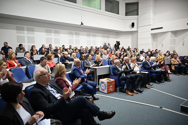 semos-edukacija-i-masit-gi-zdruzhija-silite-da-im-ovozmozhat-na-makedonskite-kompanii-pobrz-pristap-do-znaenje-za-veshtachkata-inteligencija-02