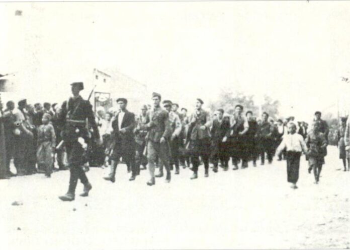 Партизански_баталјон_„Мирче_Ацев“_во_слободното_Кичево_(12.9.1943)