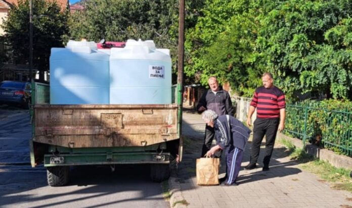 kanistri-so-voda-na-Komunalec-po-ulicite-vo-strumica